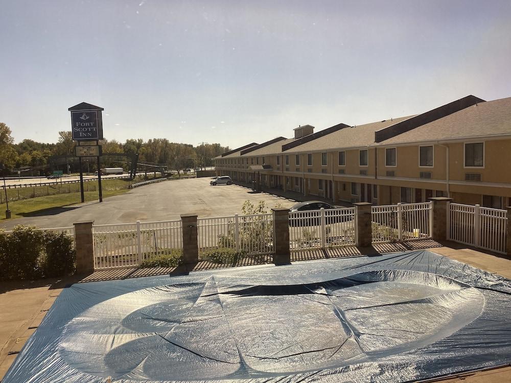 Super 8 By Wyndham Fort Scott Extérieur photo