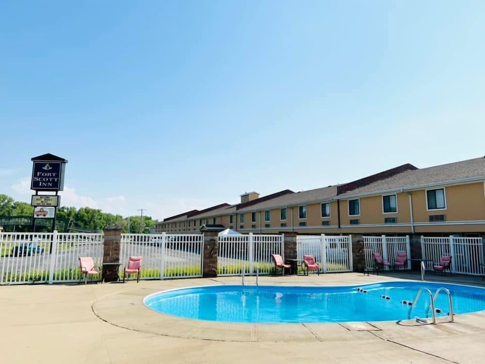 Super 8 By Wyndham Fort Scott Extérieur photo