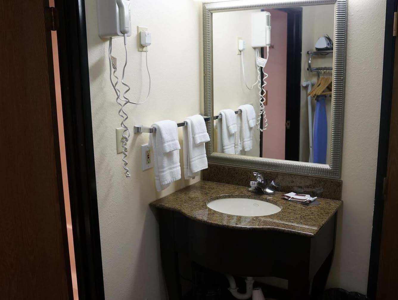 Super 8 By Wyndham Fort Scott Extérieur photo