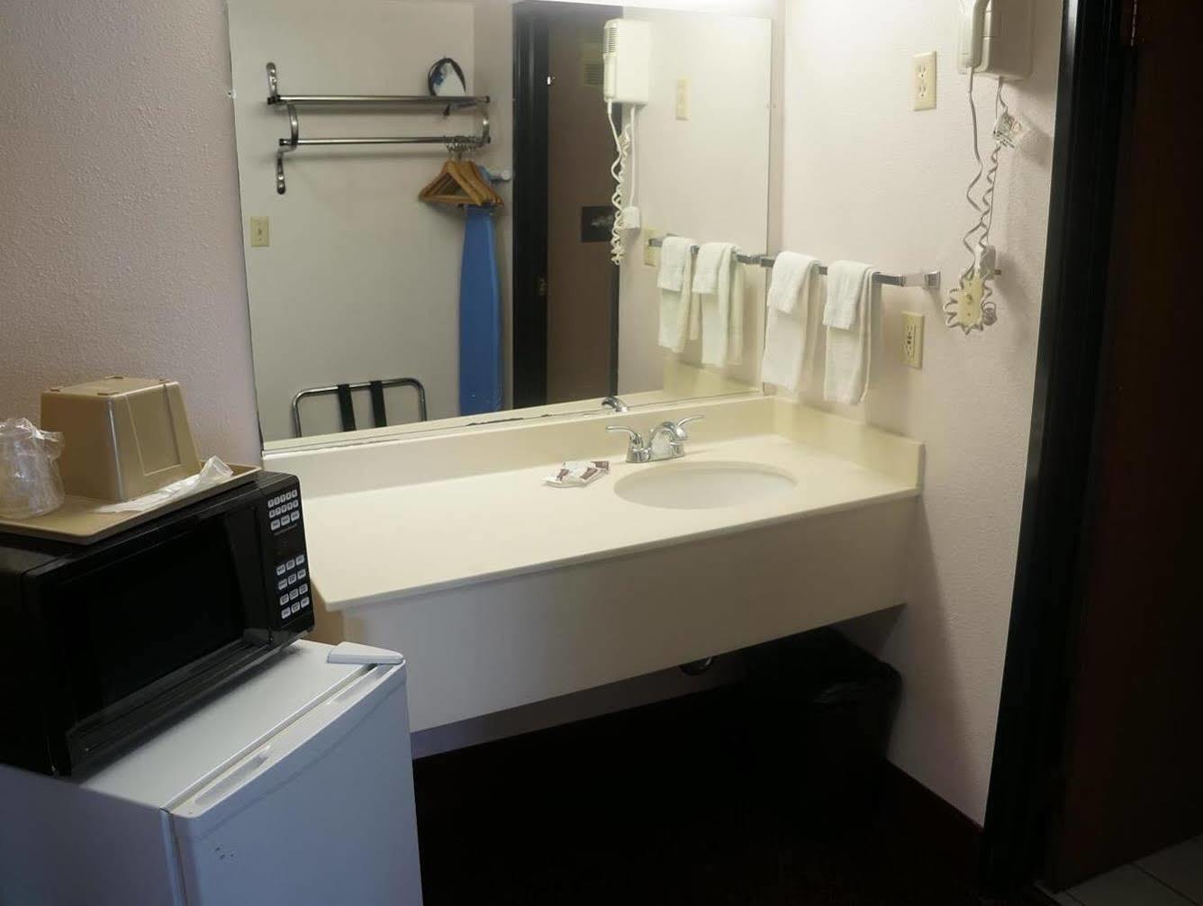 Super 8 By Wyndham Fort Scott Extérieur photo