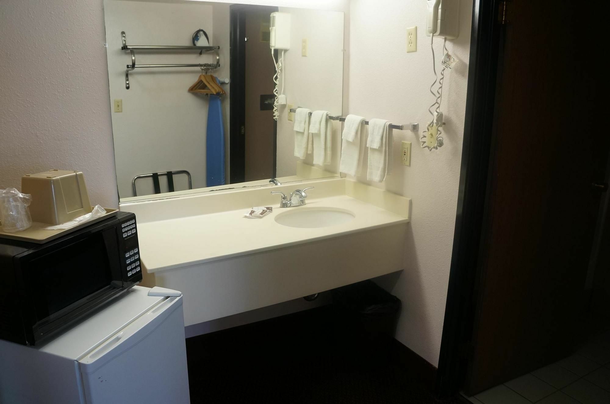 Super 8 By Wyndham Fort Scott Extérieur photo